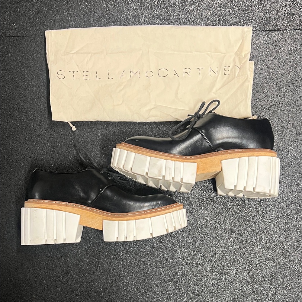 Stella McCartney Black Lace-Up Derby Shoes with Tan-Trim Sole - Picture 2 of 7